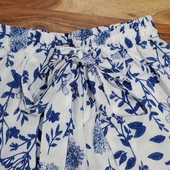 Floral/Leaf Tie Waist Elastic Bermuda Shorts- New without tags​ - Picture 7 of 8